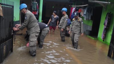 Satpo PP Tangsel Evakuasi Akibat Dampak dari Angin Besar dan Hujan 