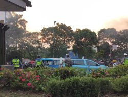 Mahasiswa UKI Demo Bentangkan Spanduk “Dari UKI untuk Rakyat, Prabowo-Gibran Gatal (Gagal total)”